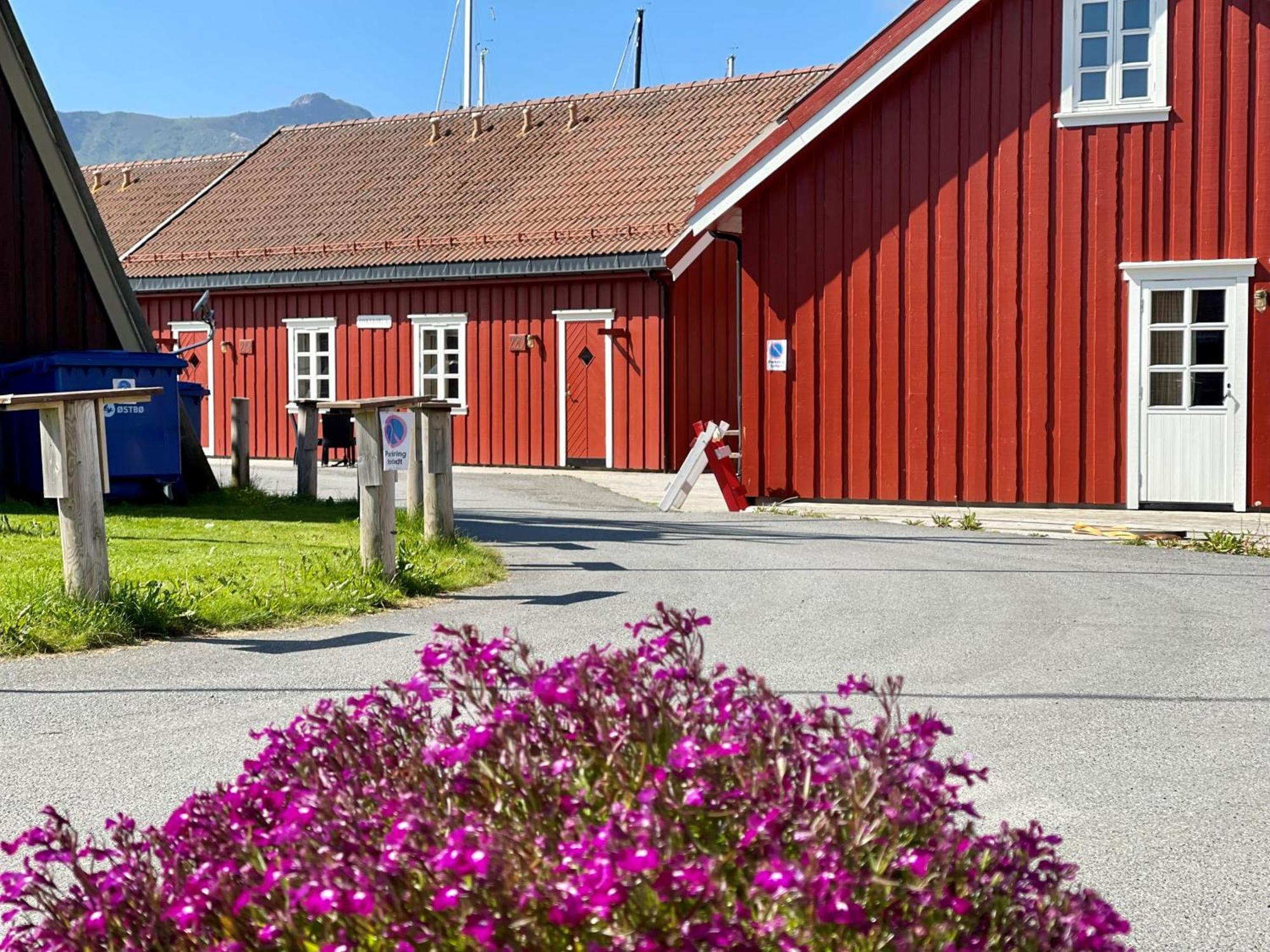 Hotel Anker Brygge Svolvær Exterior foto The old school house