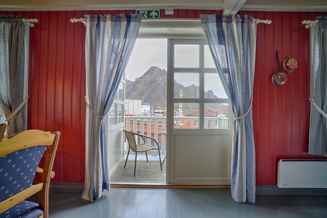 Hotel Anker Brygge Svolvær Exterior foto A view of the mountains from the hostel